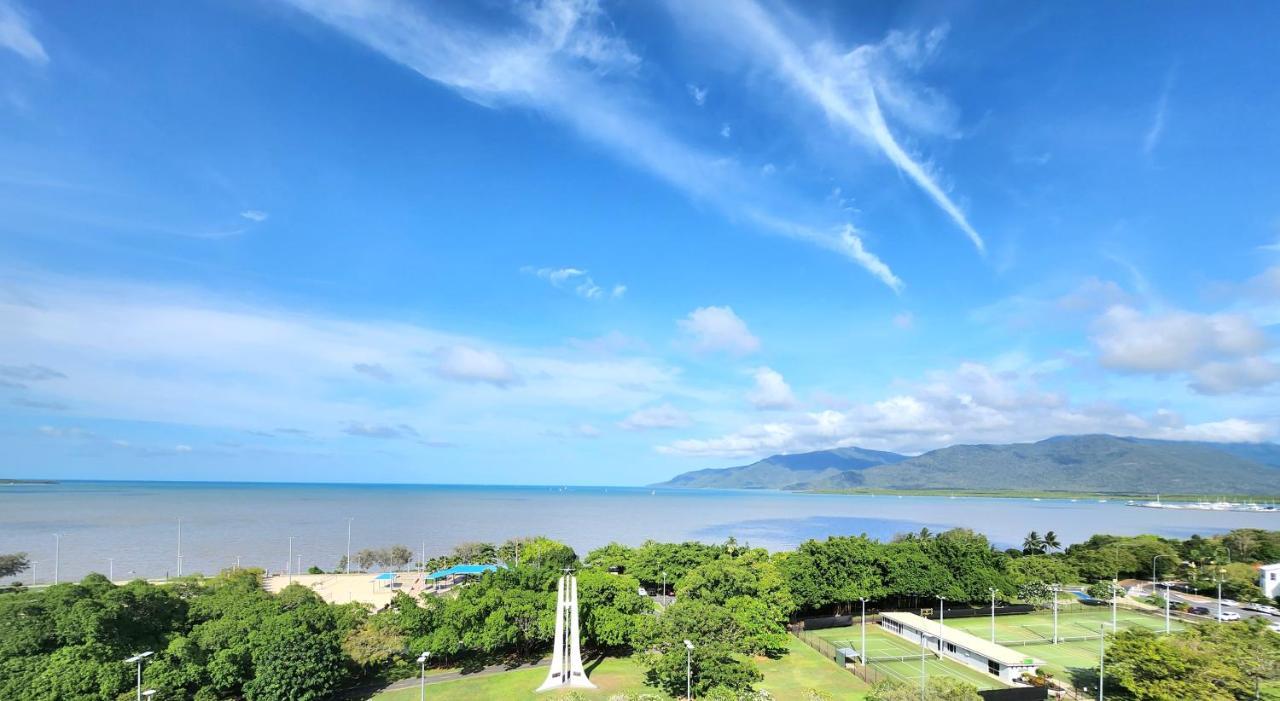 Cairns Luxury Seaview Apartment Eksteriør billede